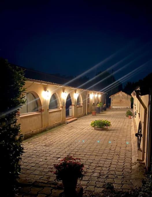Logement Insolite Au Coeur D'Une Ecurie Arles Exterior foto